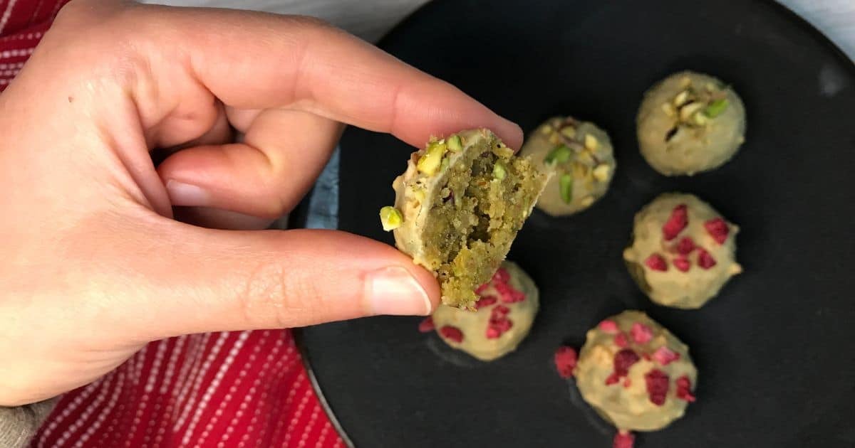 Recept: Nepečené pistáciové guľky s bielou čokoládou