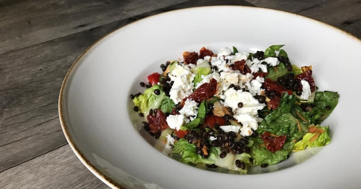 Šalát z čiernej šošovice so syrom a sušenými paradajkami