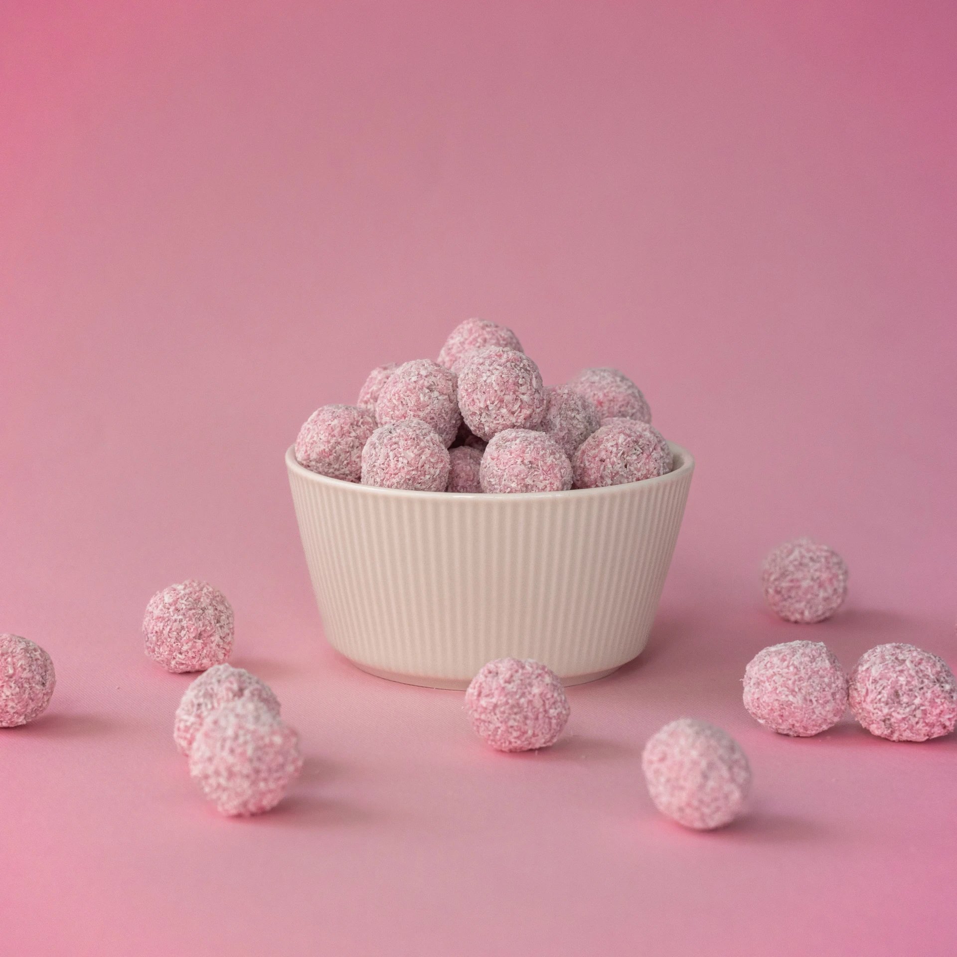 Jablkové guličky s jahodovou polevou dóza